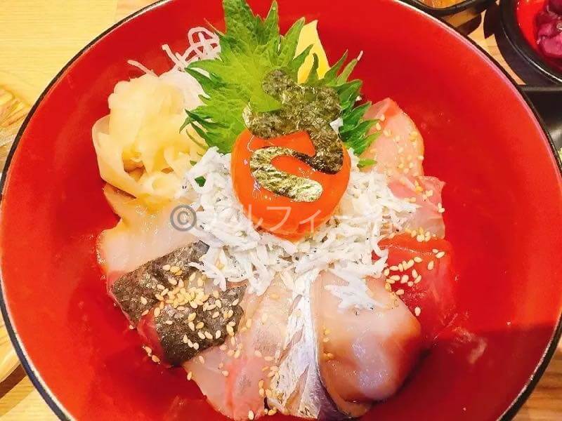 高見沢メシで紹介の小田原さじるし食堂海鮮丼